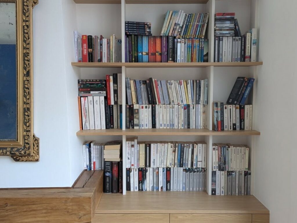 Etagères bibliothèque ajuté à un côté de cheminée en contreplaqué chêne et contreplaqué bouleau peint en blanc / placard en partie basse avec porte à ouverture « push to open »