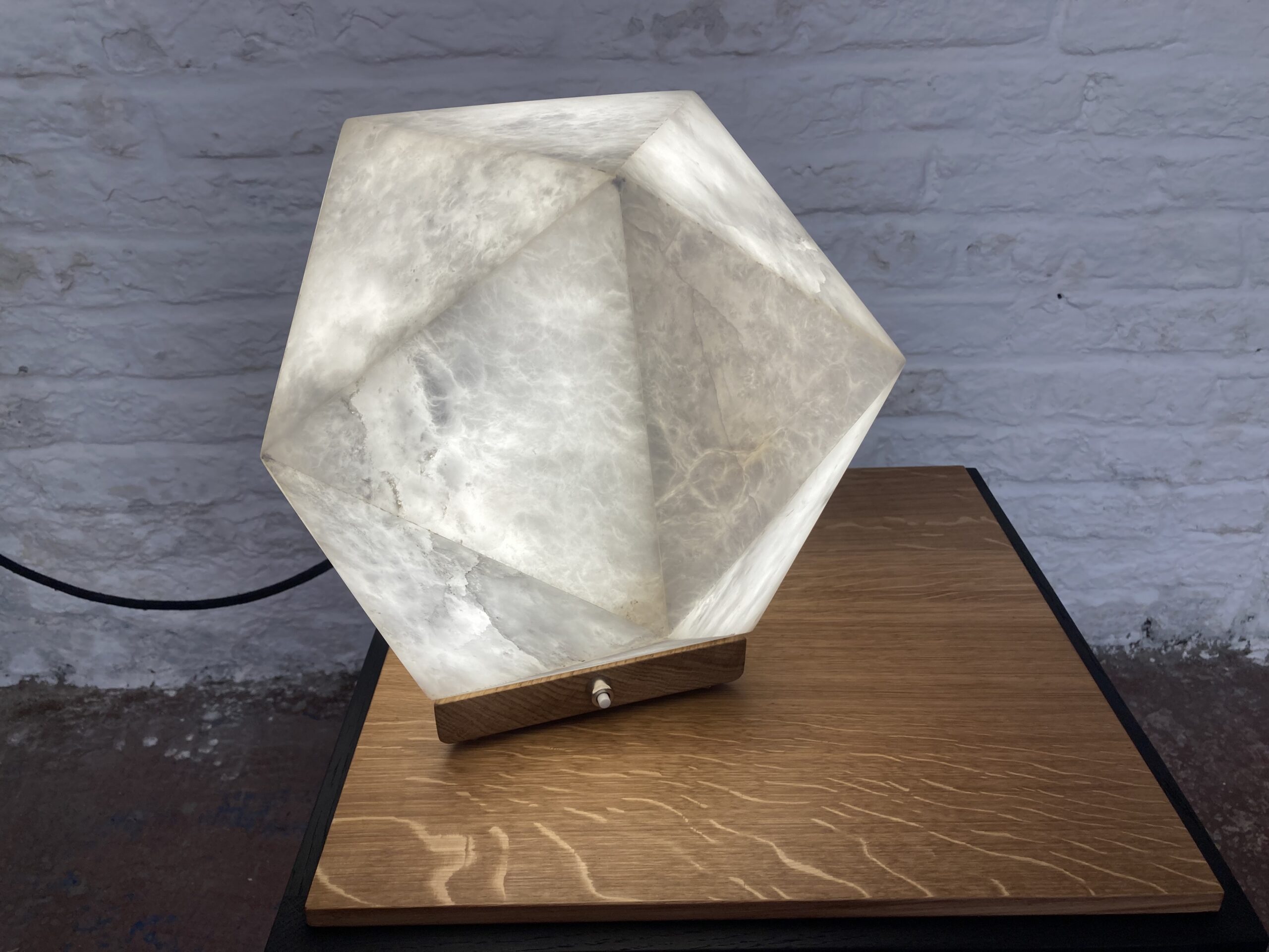 Lampe icosaèdre en albâtre avec base en chêne massif / éclairage ampoule LED / câble tissé